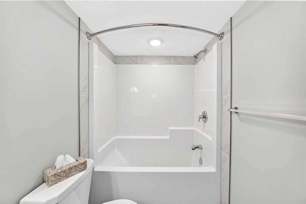 716-32 Red Embers Parade Ne, Calgary, AB - Indoor Photo Showing Bathroom