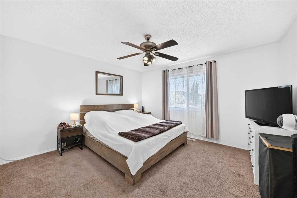 286 Prestwick Circle Se, Calgary, AB - Indoor Photo Showing Bedroom