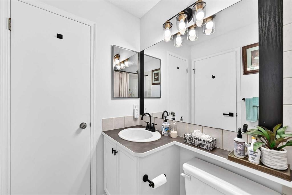 286 Prestwick Circle Se, Calgary, AB - Indoor Photo Showing Bathroom