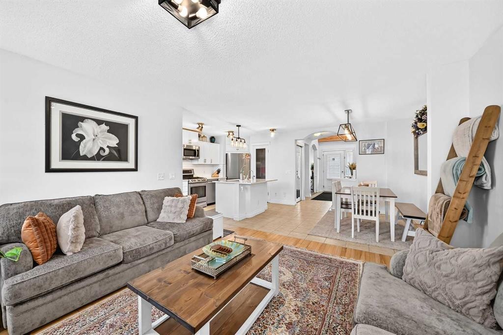286 Prestwick Circle Se, Calgary, AB - Indoor Photo Showing Living Room