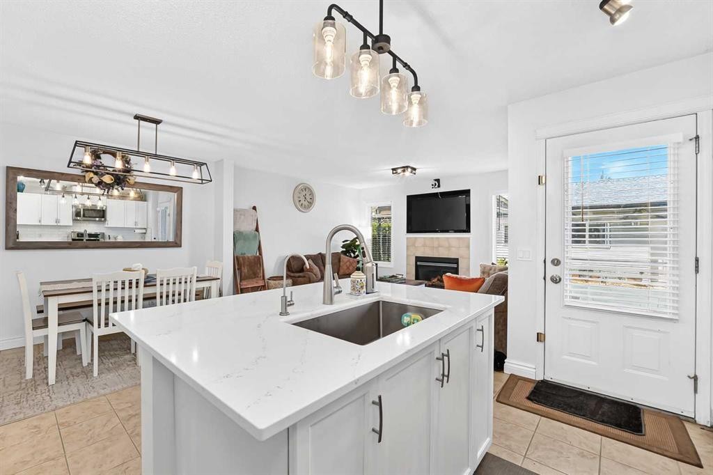 286 Prestwick Circle Se, Calgary, AB - Indoor Photo Showing Kitchen