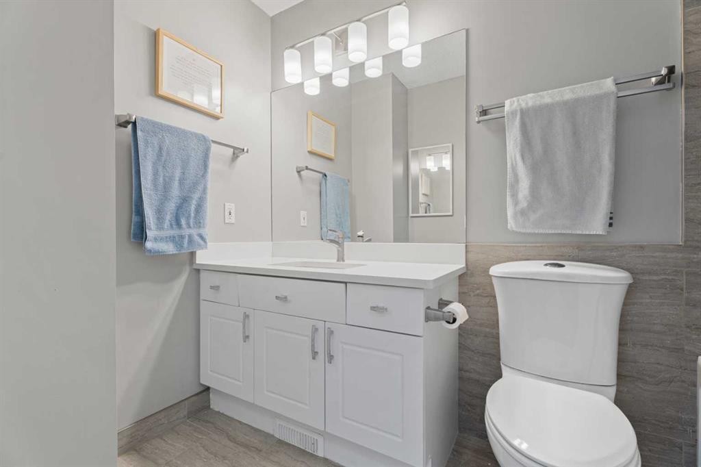 31 Mt Aberdeen Grove Se, Calgary, AB - Indoor Photo Showing Bathroom