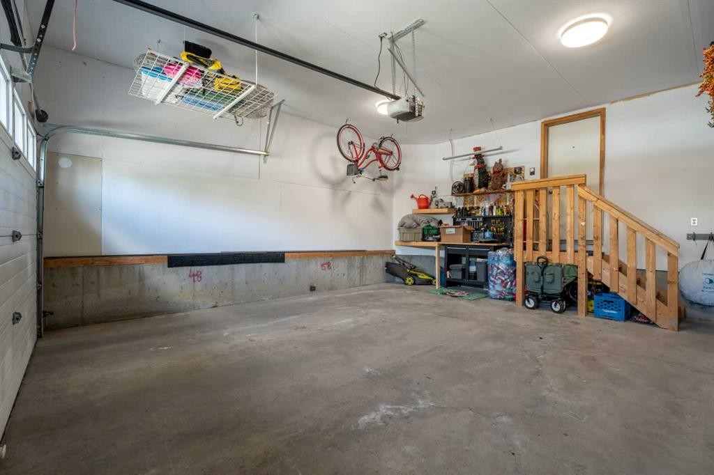 31 Mt Aberdeen Grove Se, Calgary, AB - Indoor Photo Showing Garage