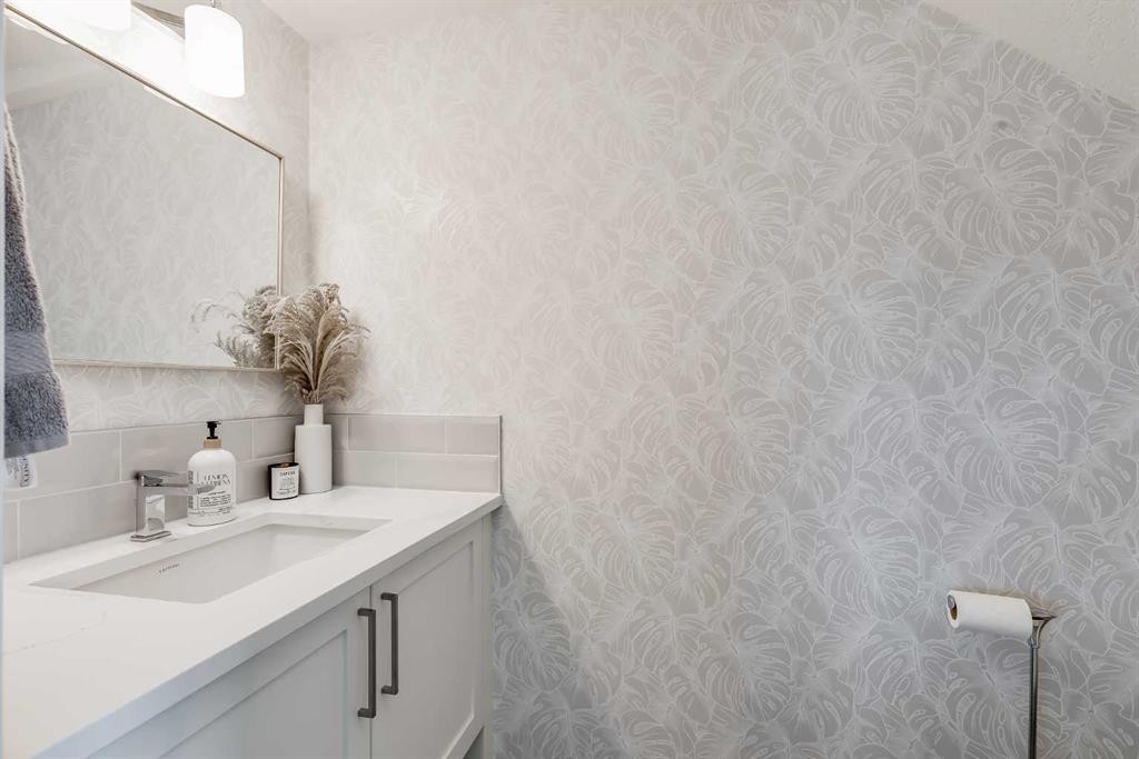 302-260 Rowley Way Nw, Calgary, AB - Indoor Photo Showing Bathroom
