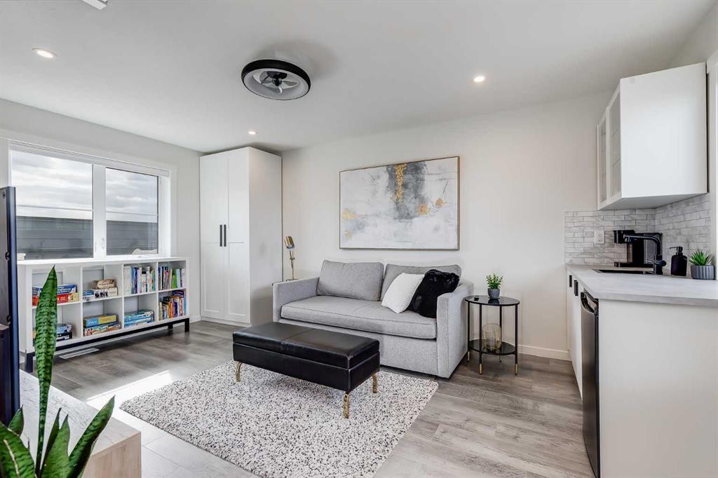302-260 Rowley Way Nw, Calgary, AB - Indoor