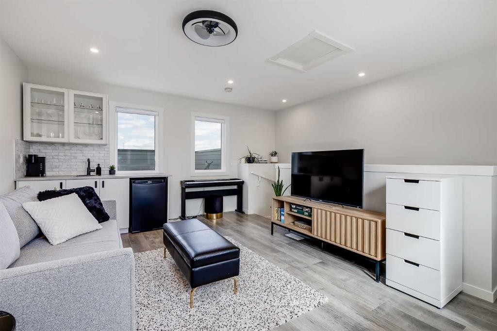 302-260 Rowley Way Nw, Calgary, AB - Indoor Photo Showing Living Room
