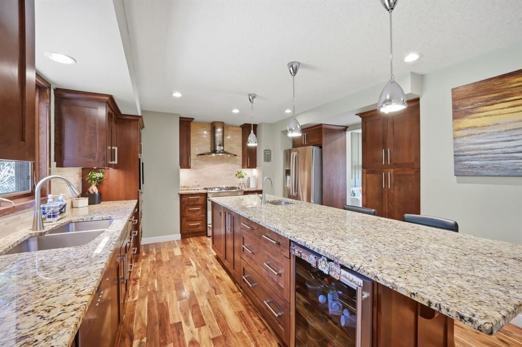 138 Shannon Hill Sw, Calgary, AB - Indoor Photo Showing Kitchen With Double Sink With Upgraded Kitchen