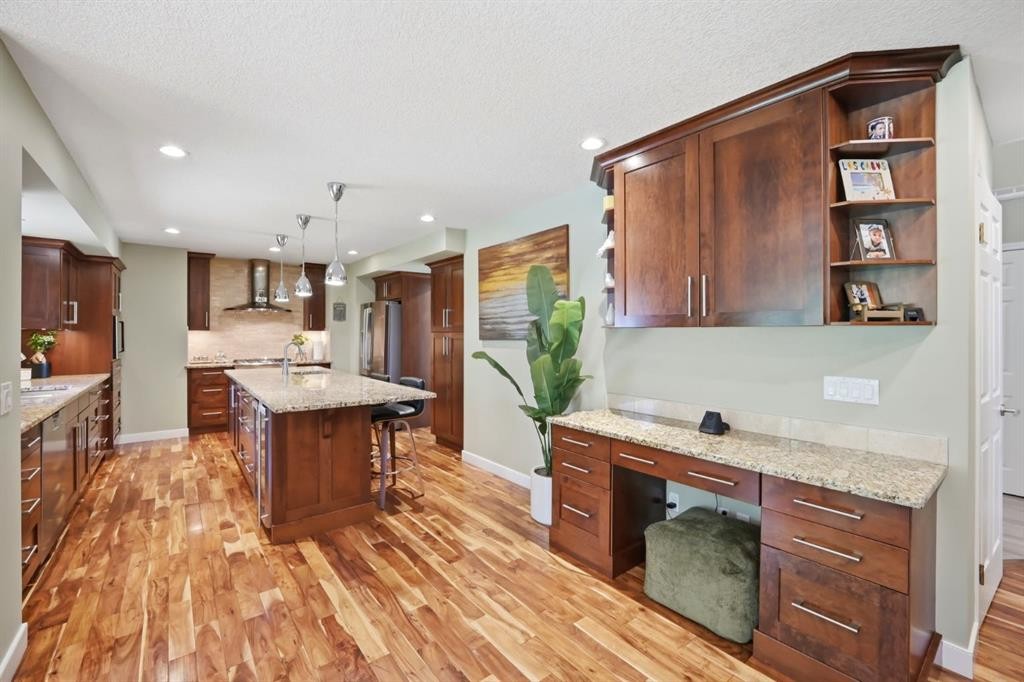 138 Shannon Hill Sw, Calgary, AB - Indoor Photo Showing Kitchen With Upgraded Kitchen