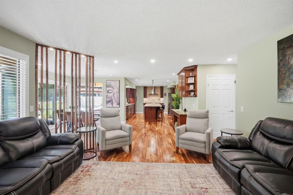 138 Shannon Hill Sw, Calgary, AB - Indoor Photo Showing Living Room