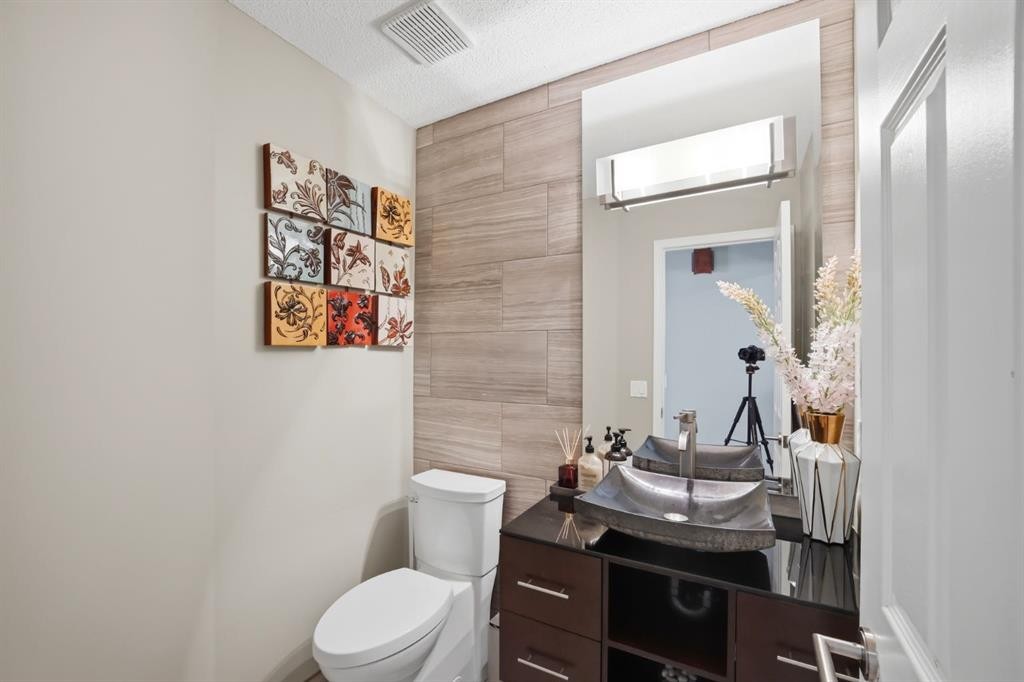 138 Shannon Hill Sw, Calgary, AB - Indoor Photo Showing Bathroom