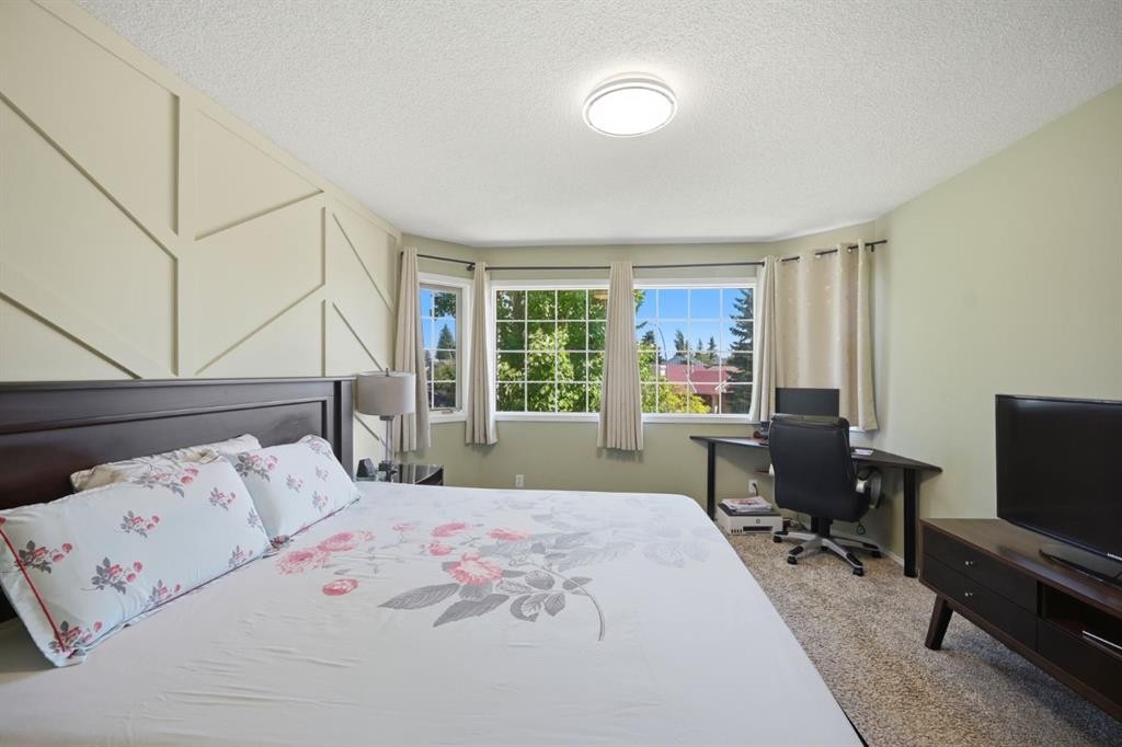138 Shannon Hill Sw, Calgary, AB - Indoor Photo Showing Bedroom