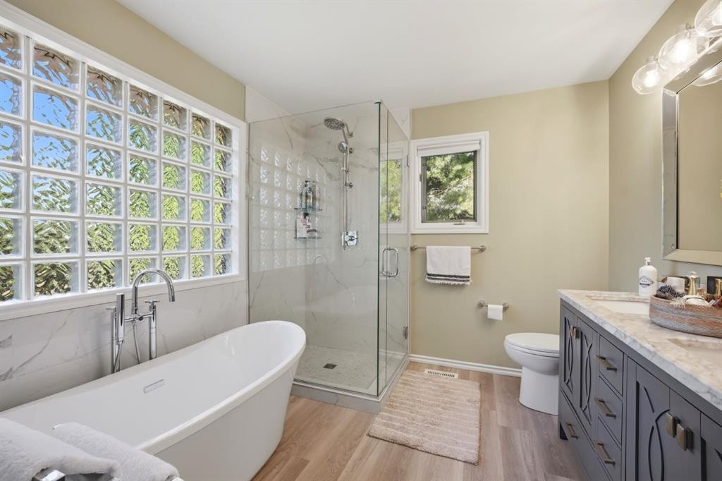 138 Shannon Hill Sw, Calgary, AB - Indoor Photo Showing Bathroom