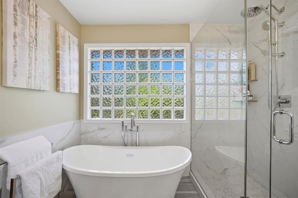 138 Shannon Hill Sw, Calgary, AB - Indoor Photo Showing Bathroom