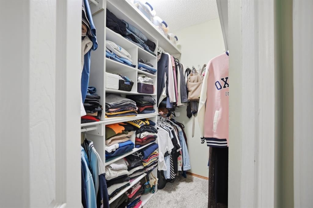 138 Shannon Hill Sw, Calgary, AB - Indoor With Storage