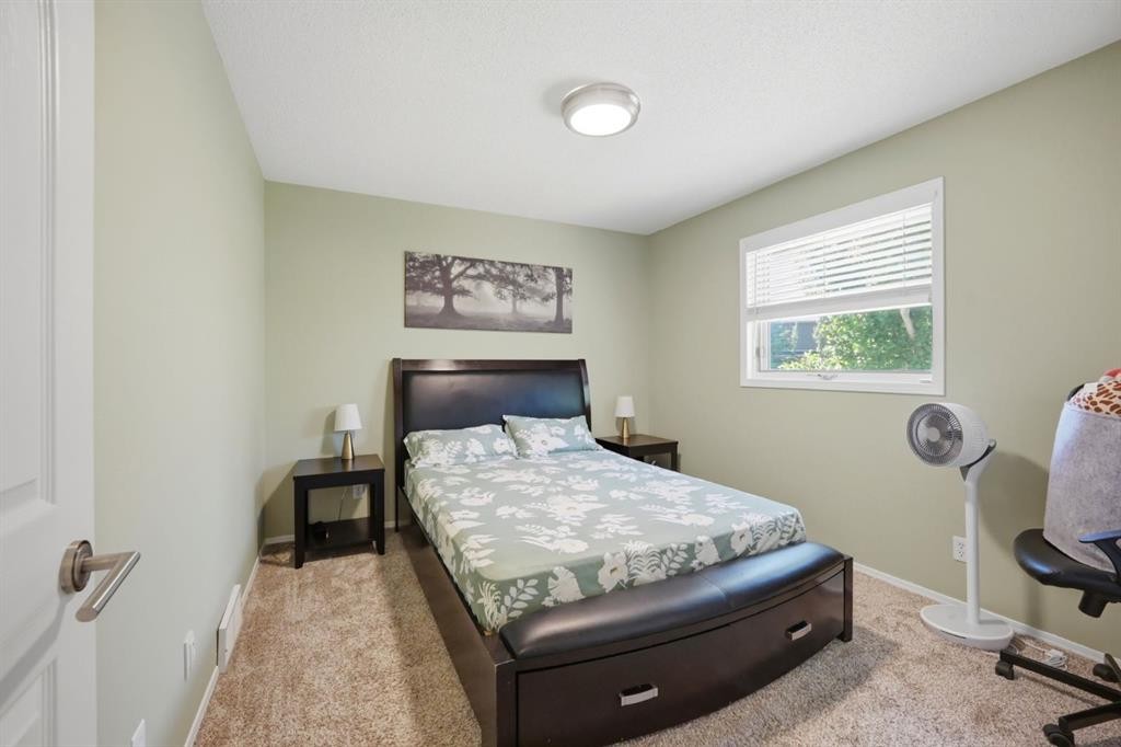 138 Shannon Hill Sw, Calgary, AB - Indoor Photo Showing Bedroom