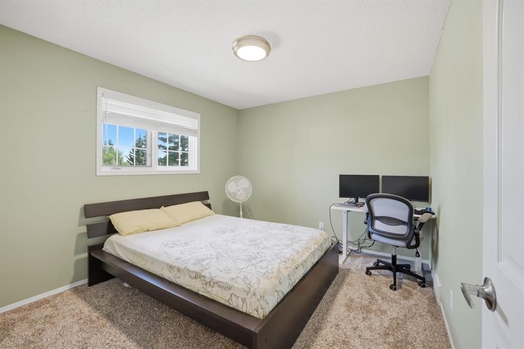138 Shannon Hill Sw, Calgary, AB - Indoor Photo Showing Bedroom