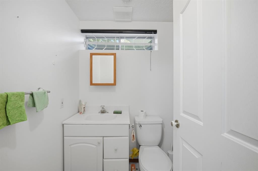 138 Shannon Hill Sw, Calgary, AB - Indoor Photo Showing Bathroom