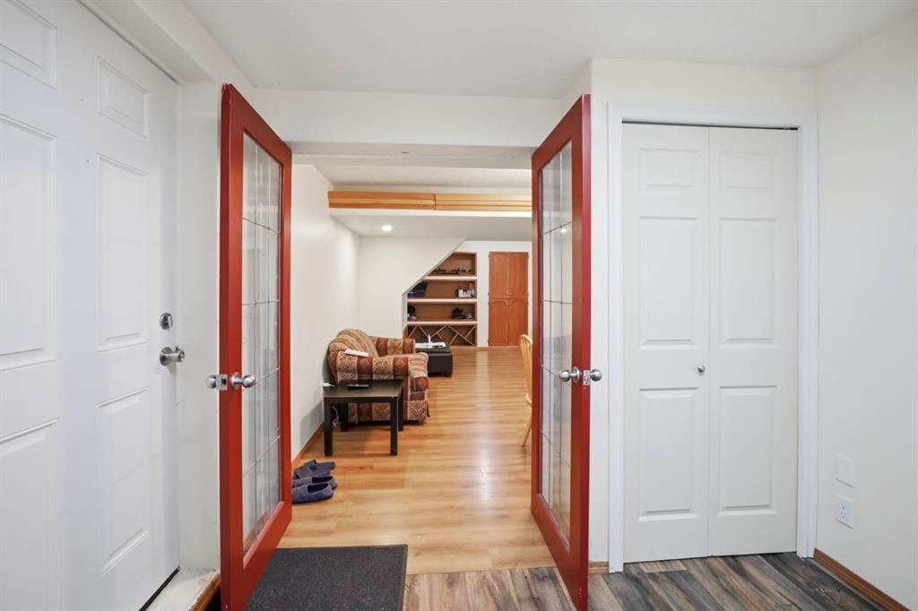 138 Shannon Hill Sw, Calgary, AB - Indoor Photo Showing Other Room