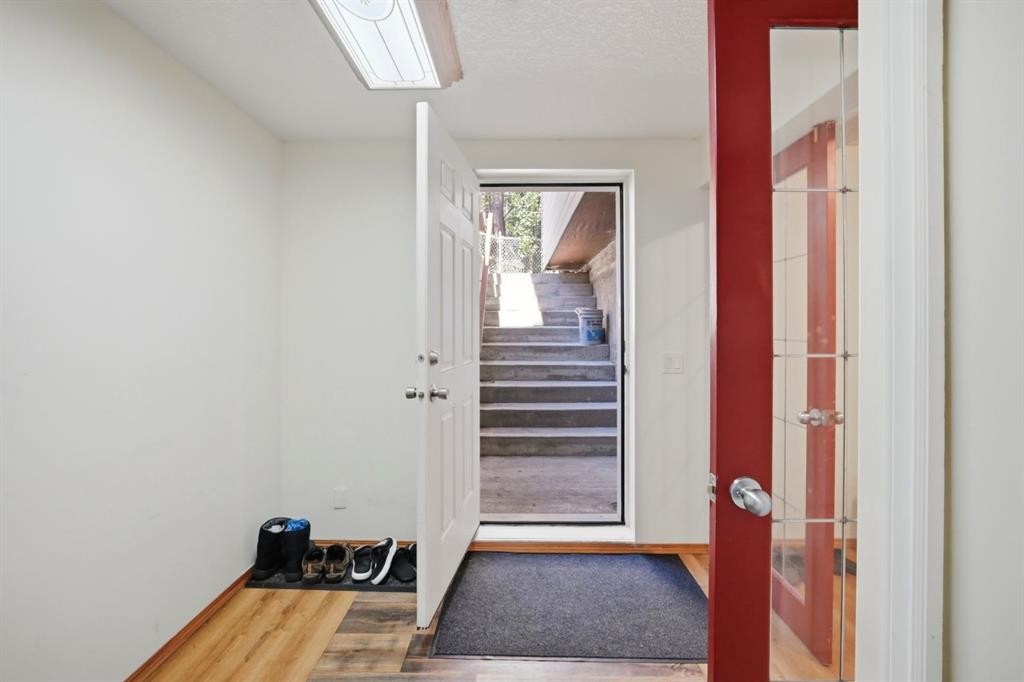 138 Shannon Hill Sw, Calgary, AB - Indoor Photo Showing Other Room