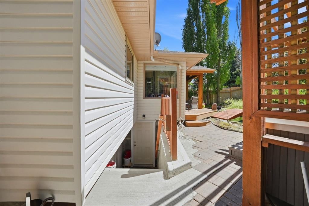 138 Shannon Hill Sw, Calgary, AB - Outdoor With Exterior