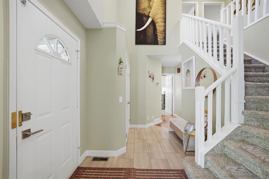 138 Shannon Hill Sw, Calgary, AB - Indoor Photo Showing Other Room