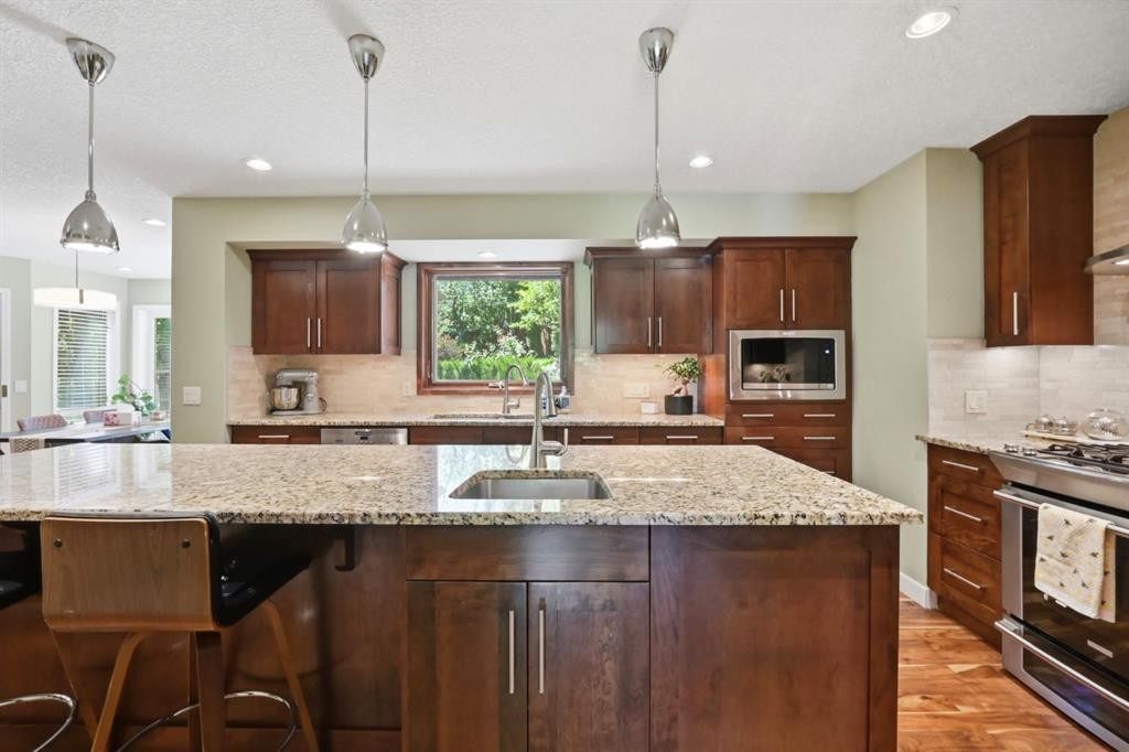 138 Shannon Hill Sw, Calgary, AB - Indoor Photo Showing Kitchen With Upgraded Kitchen