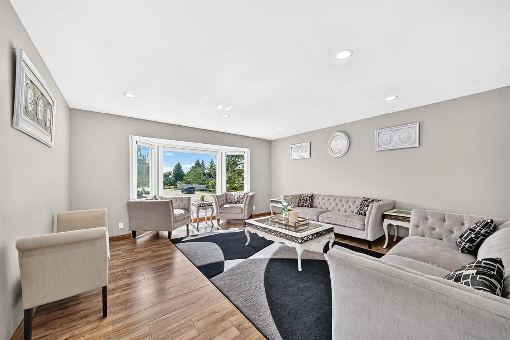 2203 65 Street Ne, Calgary, AB - Indoor Photo Showing Living Room