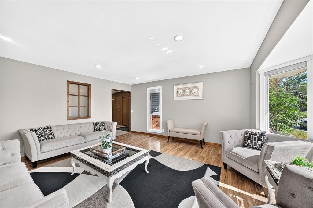 2203 65 Street Ne, Calgary, AB - Indoor Photo Showing Living Room