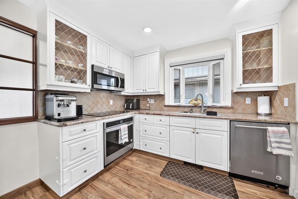 2203 65 Street Ne, Calgary, AB - Indoor Photo Showing Kitchen
