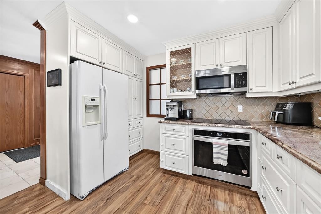 2203 65 Street Ne, Calgary, AB - Indoor Photo Showing Kitchen