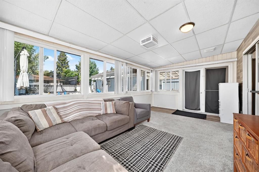2203 65 Street Ne, Calgary, AB - Indoor Photo Showing Other Room