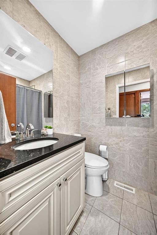 2203 65 Street Ne, Calgary, AB - Indoor Photo Showing Bathroom