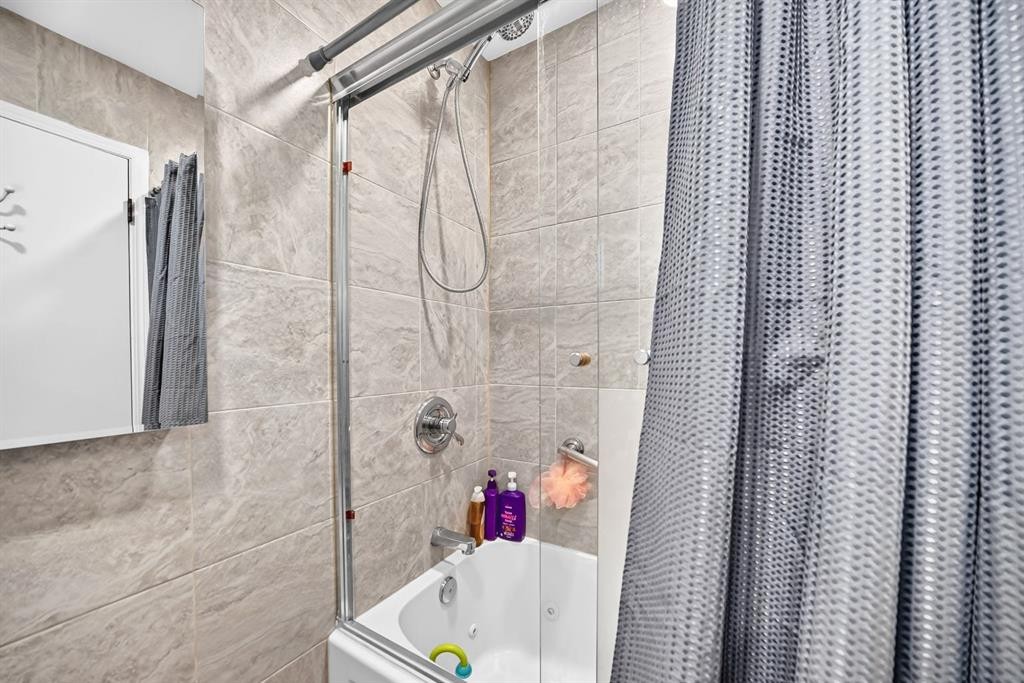 2203 65 Street Ne, Calgary, AB - Indoor Photo Showing Bathroom