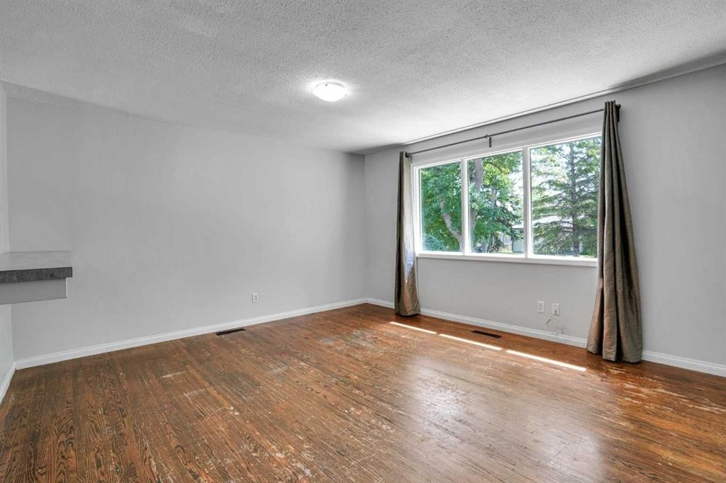 3257 32A Avenue Se, Calgary, AB - Indoor Photo Showing Other Room