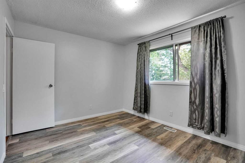 3257 32A Avenue Se, Calgary, AB - Indoor Photo Showing Other Room