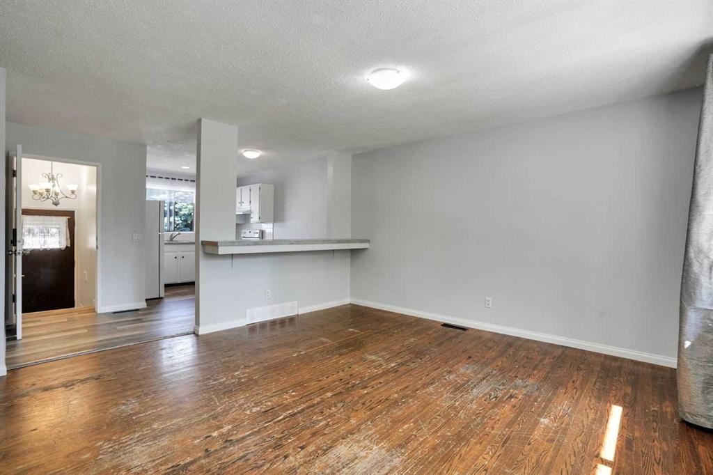 3257 32A Avenue Se, Calgary, AB - Indoor Photo Showing Other Room