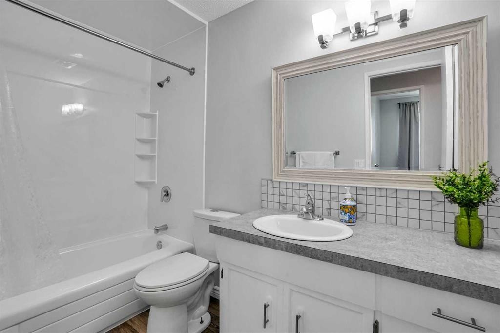 3257 32A Avenue Se, Calgary, AB - Indoor Photo Showing Bathroom