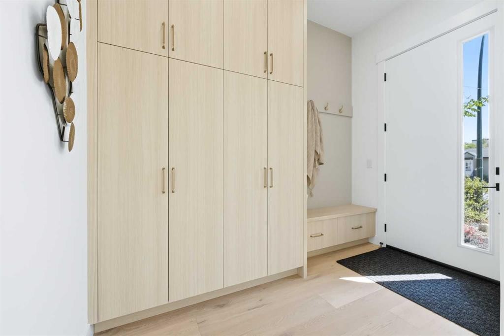 2412 1 Avenue Nw, Calgary, AB - Indoor Photo Showing Other Room
