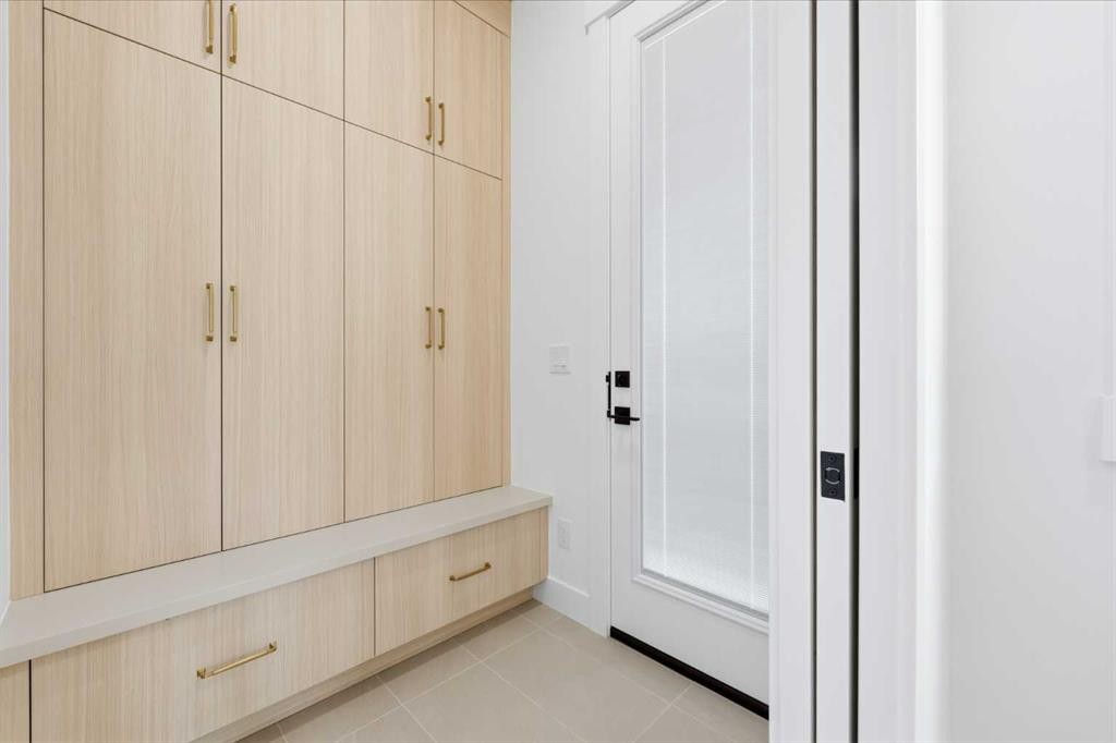 2412 1 Avenue Nw, Calgary, AB - Indoor Photo Showing Other Room