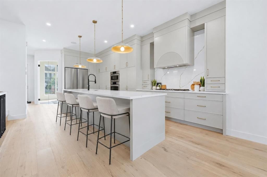 2412 1 Avenue Nw, Calgary, AB - Indoor Photo Showing Kitchen With Upgraded Kitchen