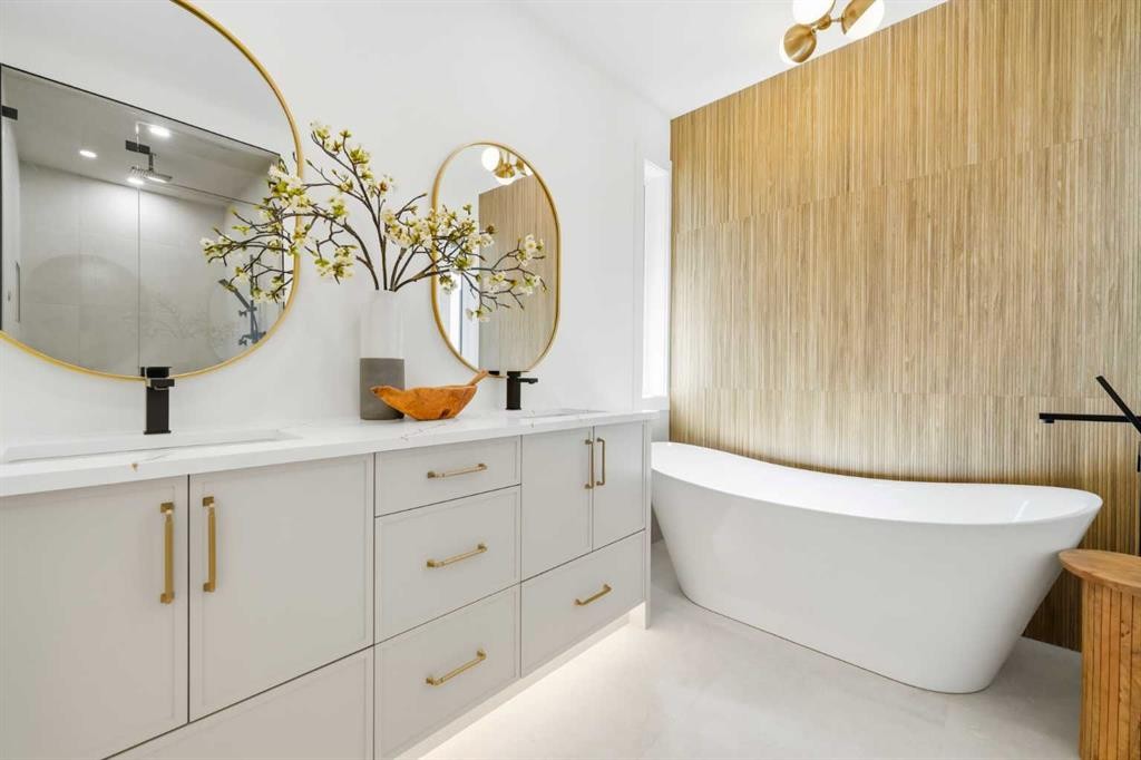 2412 1 Avenue Nw, Calgary, AB - Indoor Photo Showing Bathroom