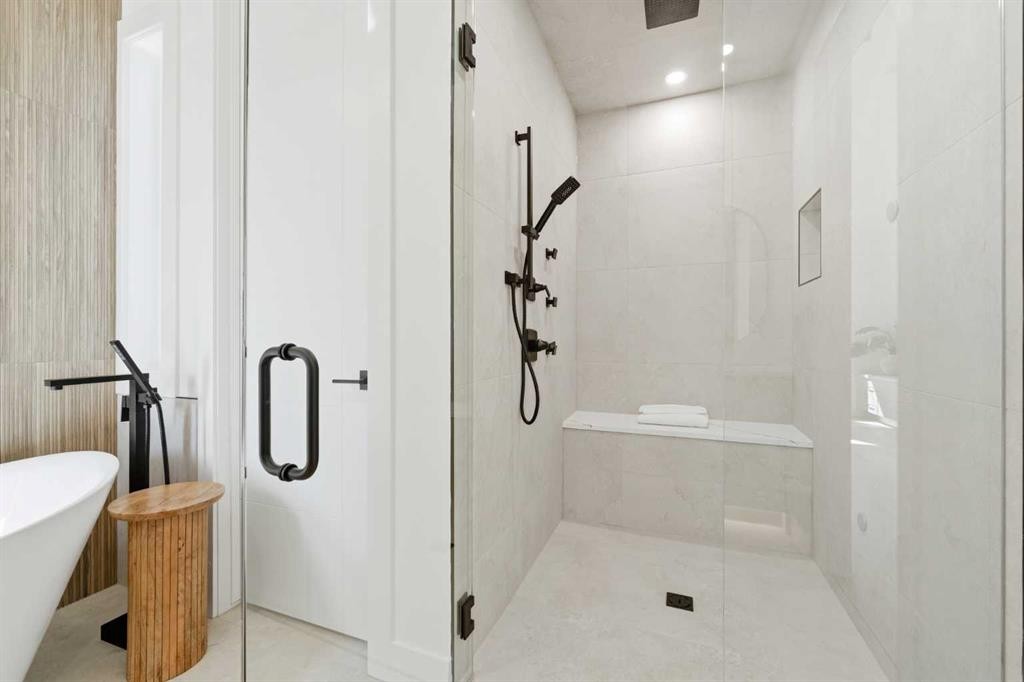 2412 1 Avenue Nw, Calgary, AB - Indoor Photo Showing Bathroom