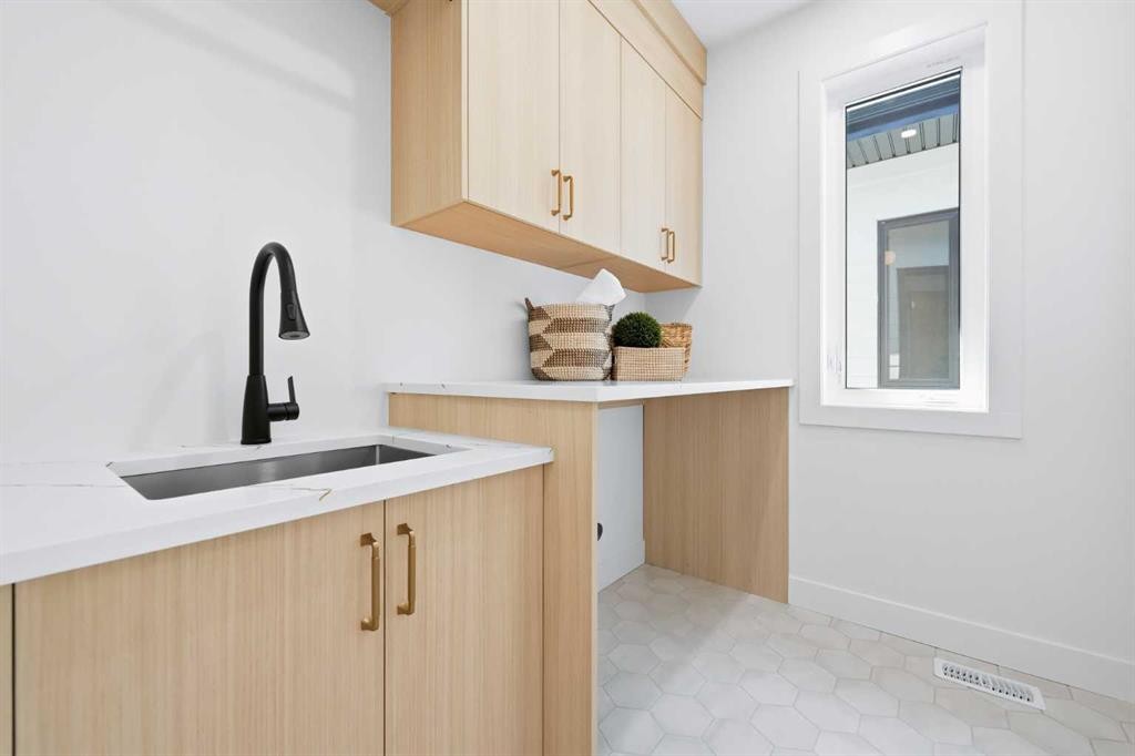 2412 1 Avenue Nw, Calgary, AB - Indoor
