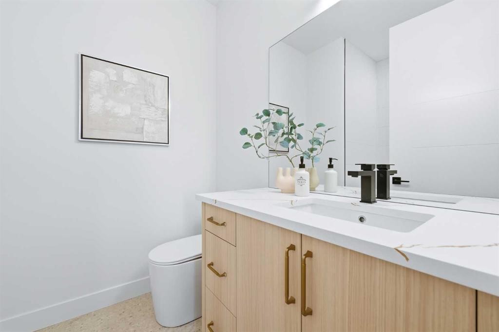 2412 1 Avenue Nw, Calgary, AB - Indoor Photo Showing Bathroom