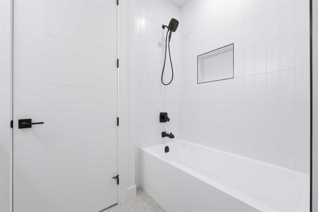 2412 1 Avenue Nw, Calgary, AB - Indoor Photo Showing Bathroom
