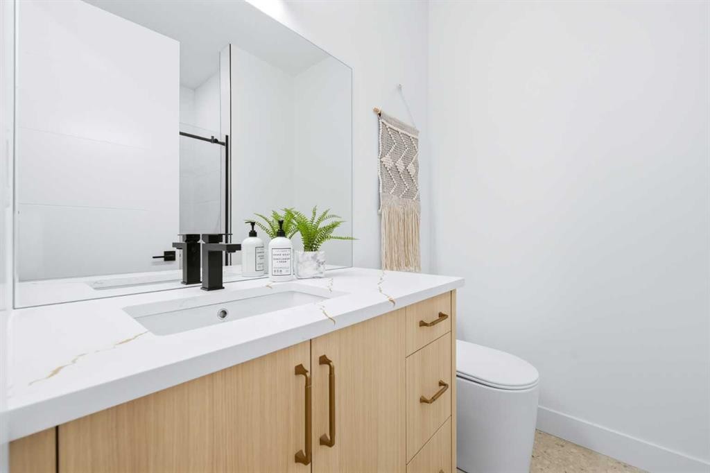2412 1 Avenue Nw, Calgary, AB - Indoor Photo Showing Bathroom