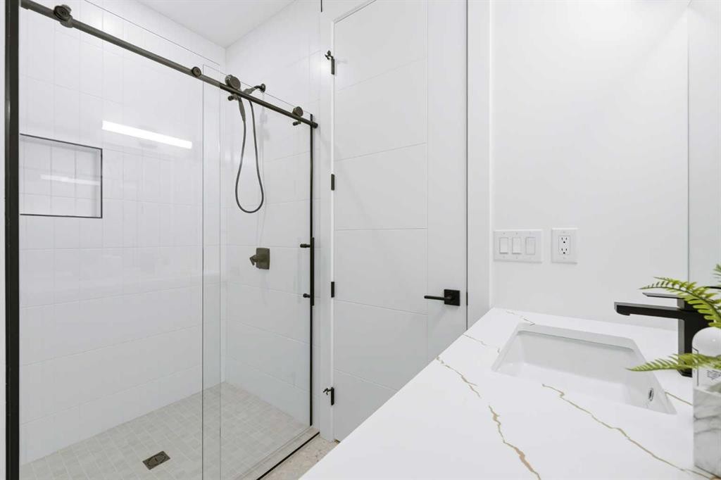 2412 1 Avenue Nw, Calgary, AB - Indoor Photo Showing Bathroom