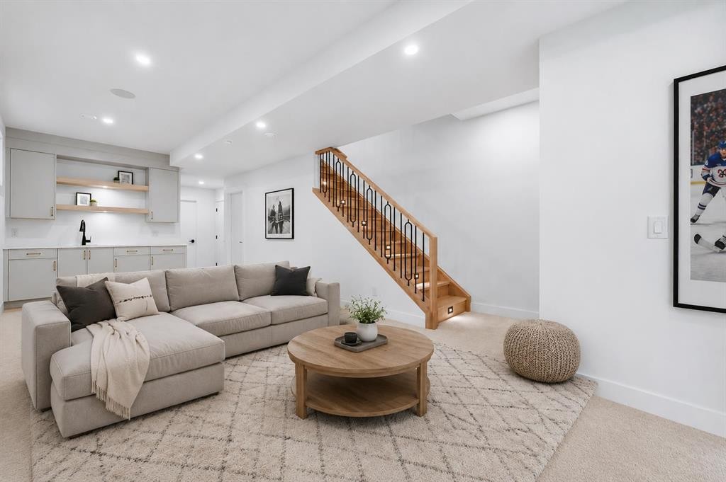 2412 1 Avenue Nw, Calgary, AB - Indoor Photo Showing Living Room