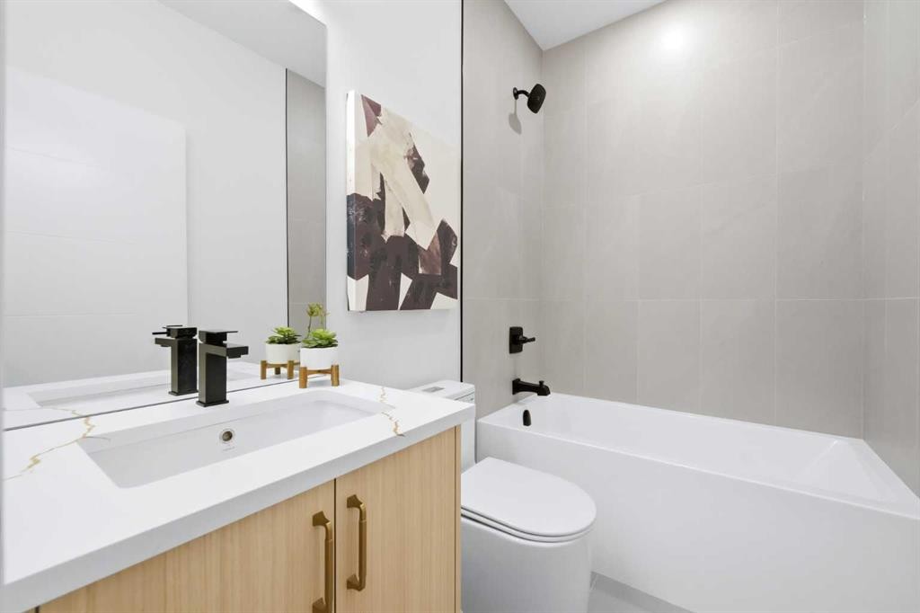 2412 1 Avenue Nw, Calgary, AB - Indoor Photo Showing Bathroom