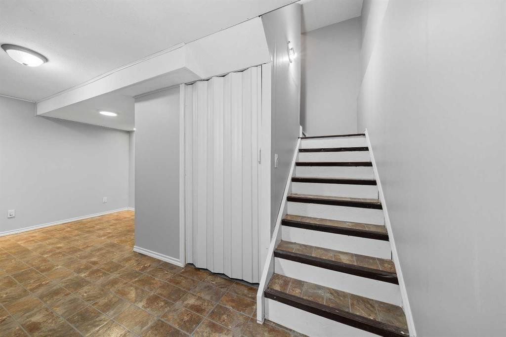 154 Midbend Place Se, Calgary, AB - Indoor Photo Showing Other Room